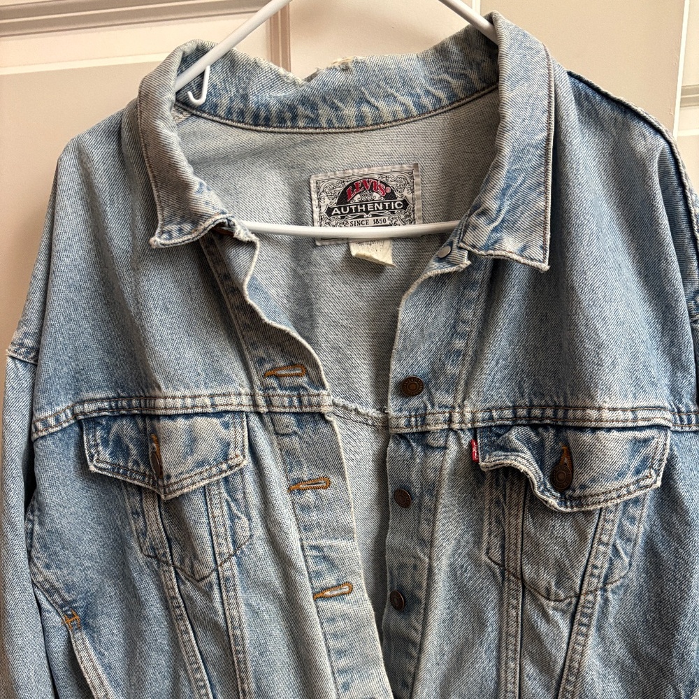 Authentic Levi’s denim jacket in a classic light wash.
